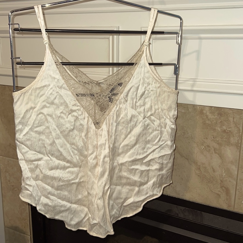 Sexy cream color American Eagle tank with lace trim
